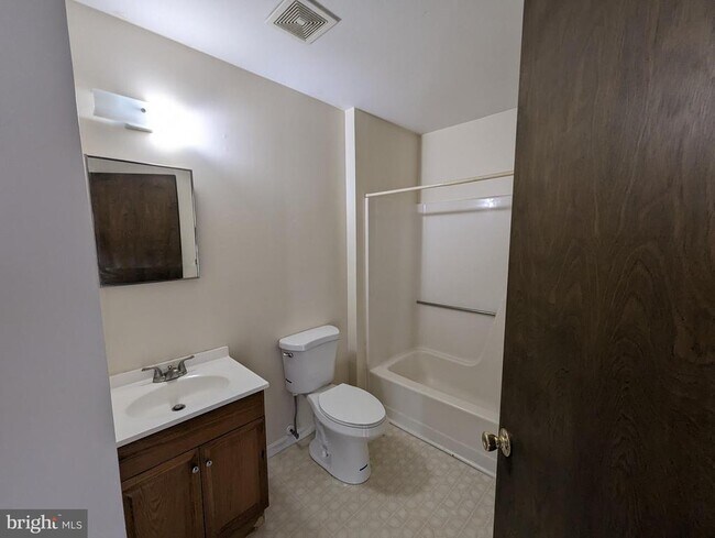 Building Photo - 830 Woodcrest Dr