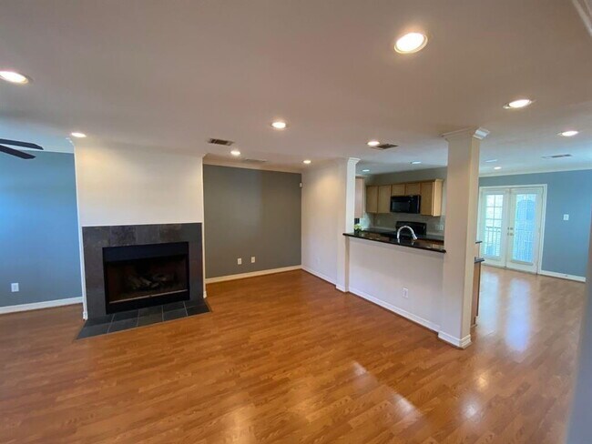 Building Photo - Beautifully maintained 3-bedroom, 3.5-bath townhome