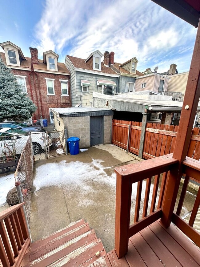 Building Photo - Updated 2 Bed, 1 Bath Home - Convenient Location, Walkable Neighborhood - Available 3/15!