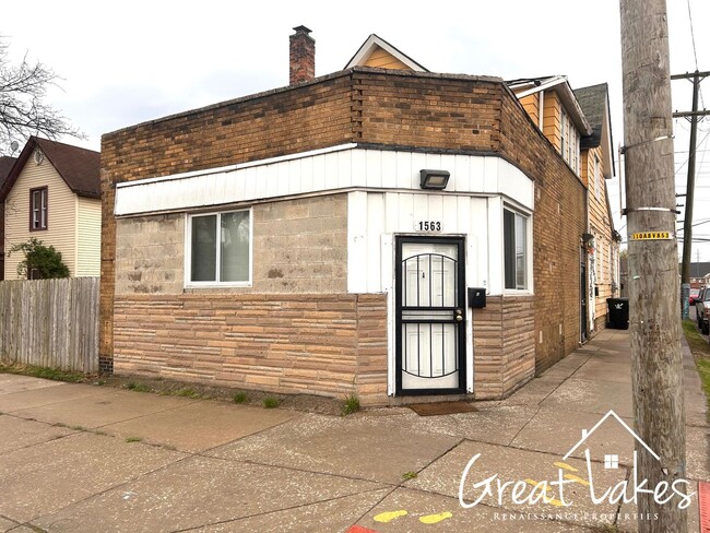 Primary Photo - 1563 Waterman St