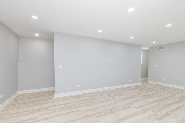 Building Photo - 1044 N Springfield Ave