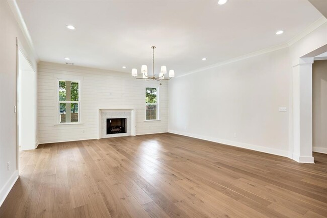 Building Photo - 352 Avon Rd