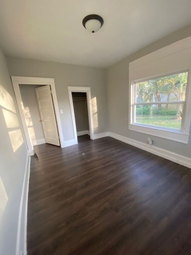 Building Photo - 2 Bed 1 Bath Home | Pet Friendly | Washer Dryer Hook Ups | Section 8 Welcome