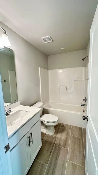 Building Photo - 2439 Kasota Ln