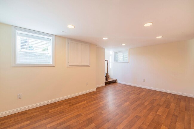 Building Photo - Super Cute 3bed 2 bath home with peek-a-boo ocean view South Redondo