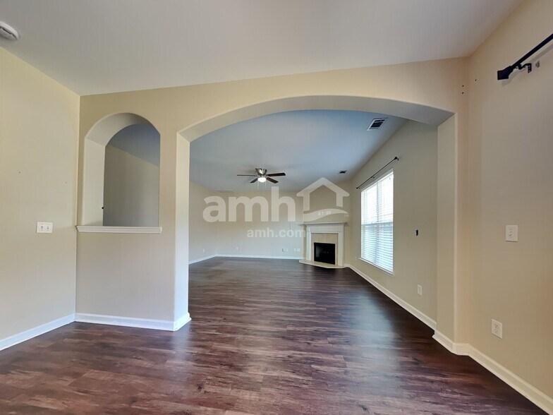 Building Photo - 170 Lake Pointe Dr