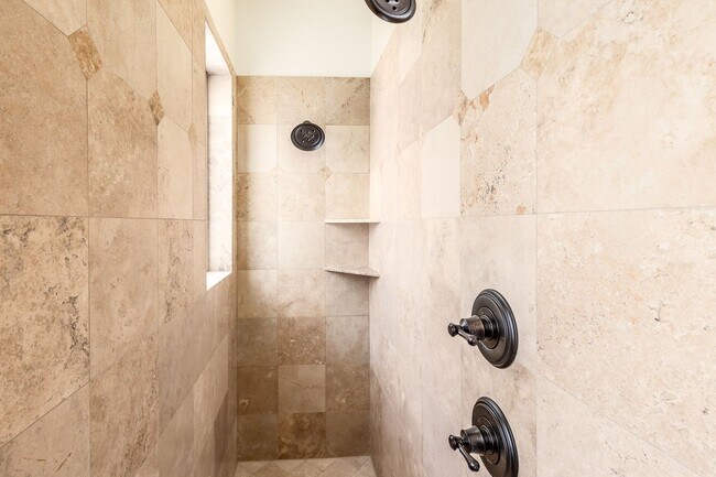 Building Photo - Freshly Renovated Deer Mountain Home for Rent NOW!