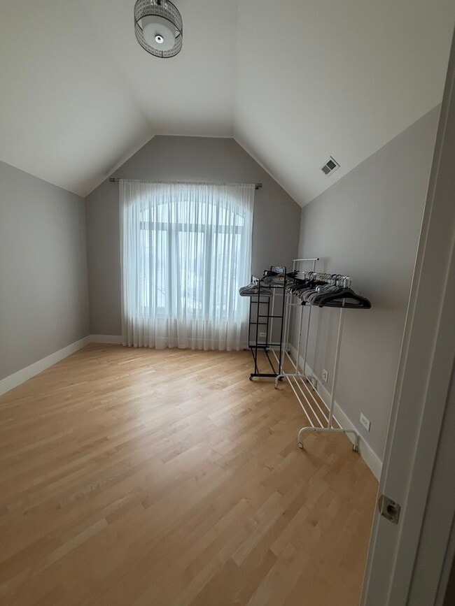 Building Photo - 525 Senon Dr