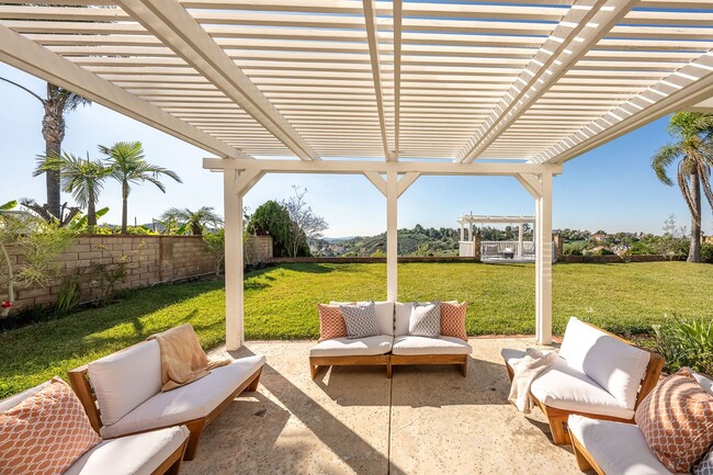 Building Photo - Fully furnished Canyon View 5 Bed Single Family