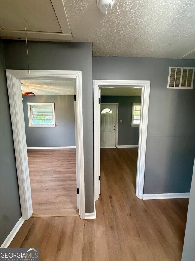Building Photo - 208 Crescent Dr