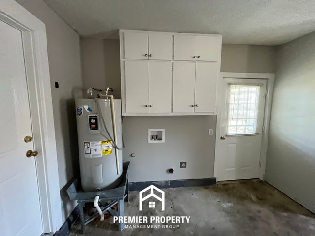 Building Photo - Spacious 4BR/2BA in Whitehaven | 2,000+ SQ FT, Hardwood Floors & Fireplace