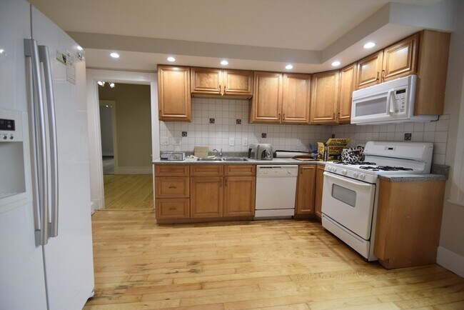 Building Photo - 24 St James St