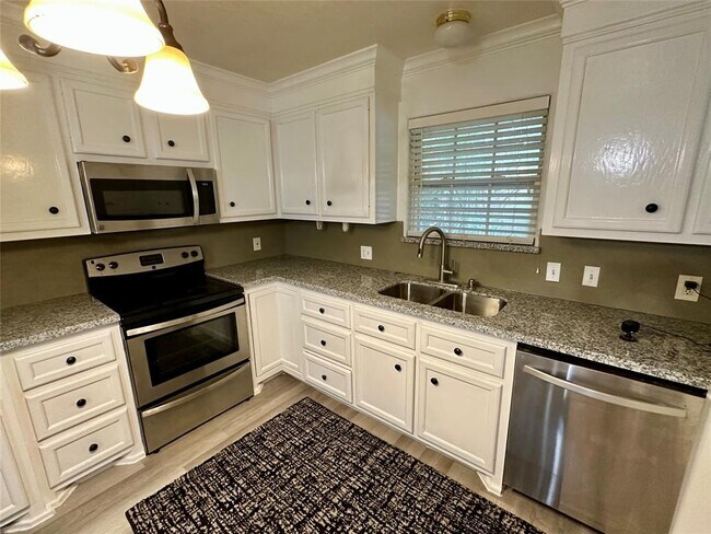Building Photo - 530 Edgebrook Dr