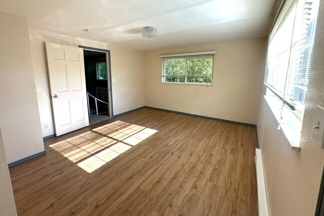 Building Photo - Bright and spacious 5bd 2 ba house in Edmo...