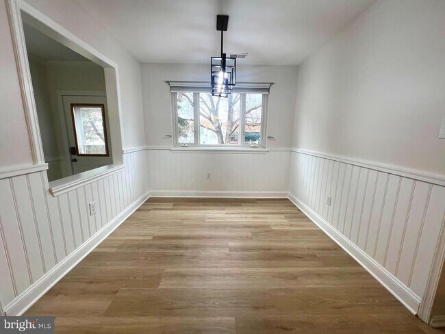 Building Photo - 13314 Hollinger Ave