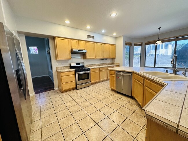 Building Photo - 672 W Raven Dr