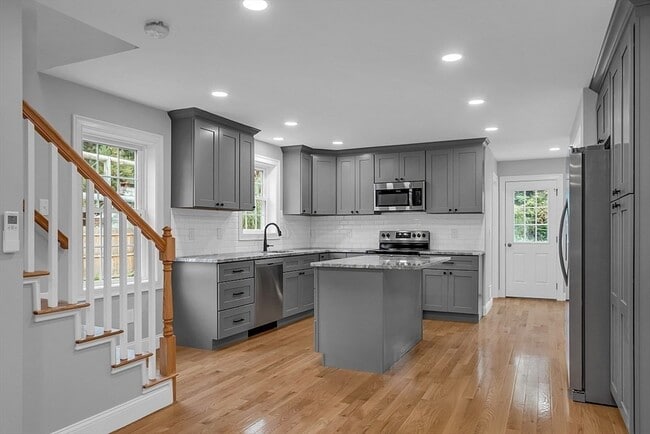 Building Photo - 74 Smith St