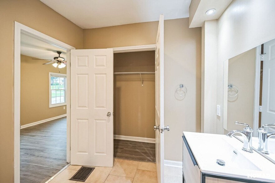 Building Photo - 1461 Centra Villa Dr SW