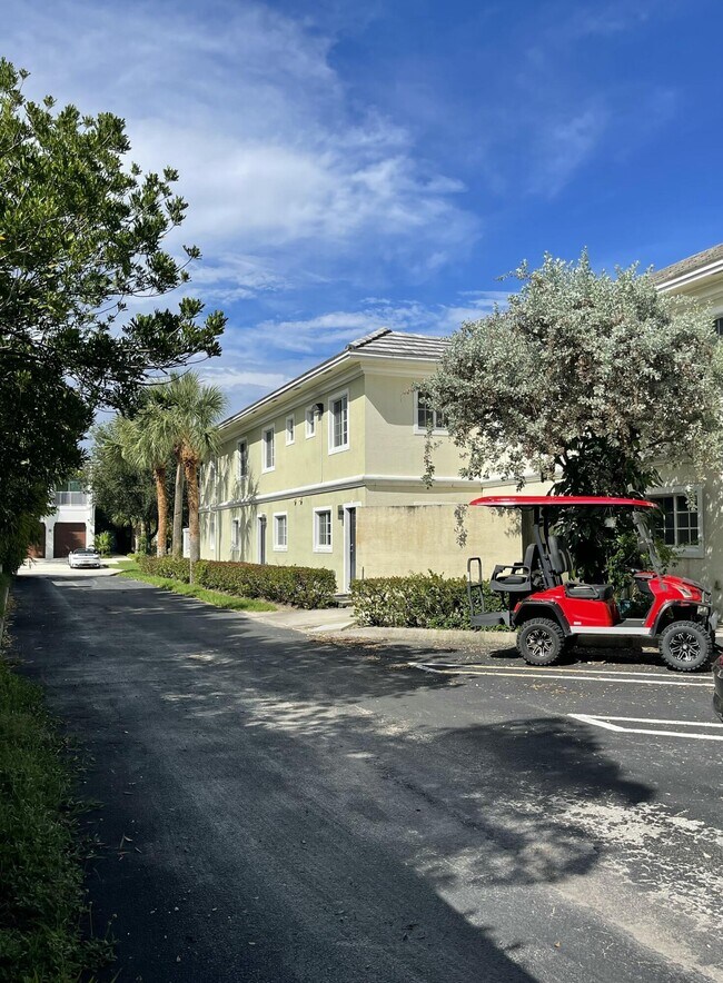 Building Photo - 1000 Palm Trail
