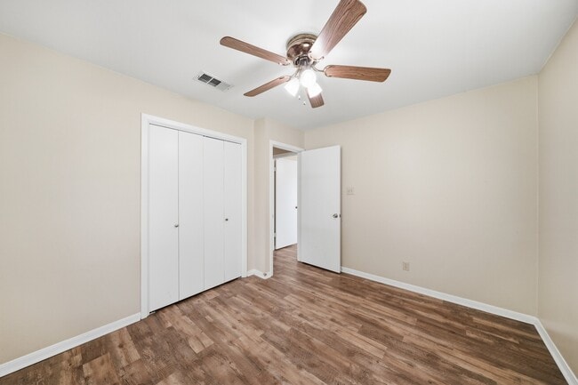 Building Photo - 1017 Lions Park Dr