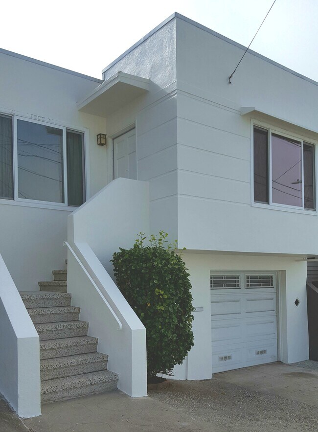 Garage Entry to Separated In-Law Unit - 31 Victoria St