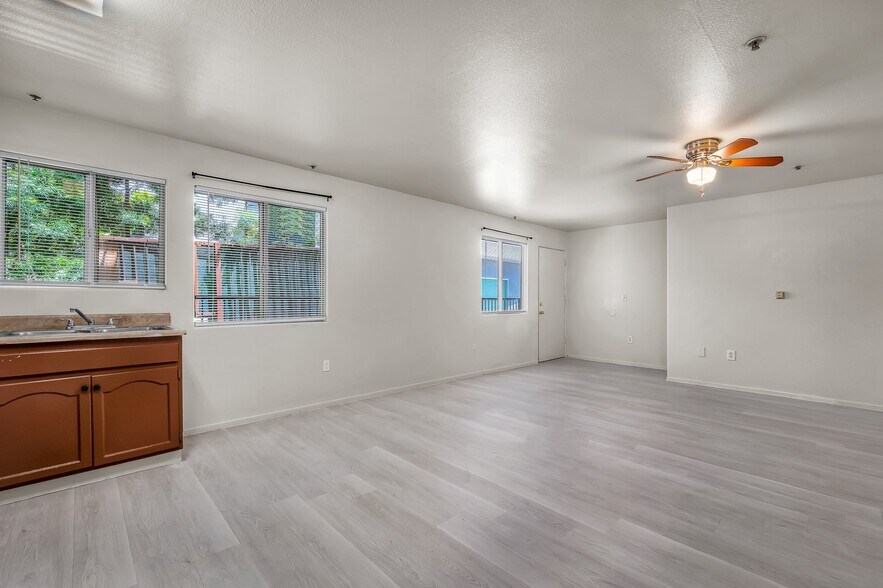 Building Photo - 5231 Huntington Dr N