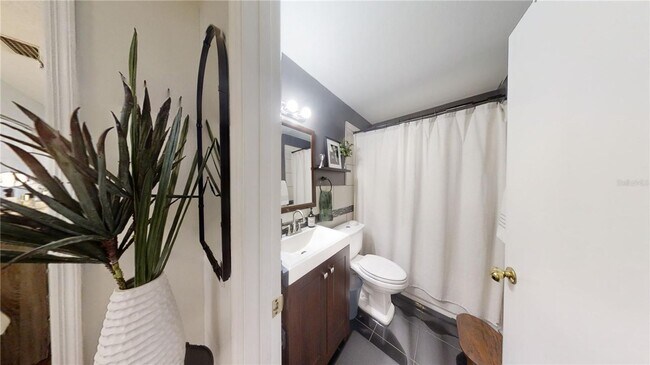 Building Photo - Nice 3 bedroom 2 bath with screened-in lan...