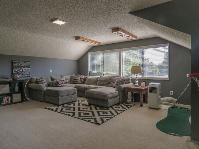 Building Photo - 4 Bedroom Tualatin Home Available - Inquir...