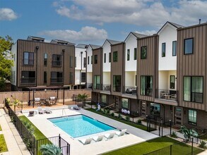 Building Photo - 1902 N Carroll Ave