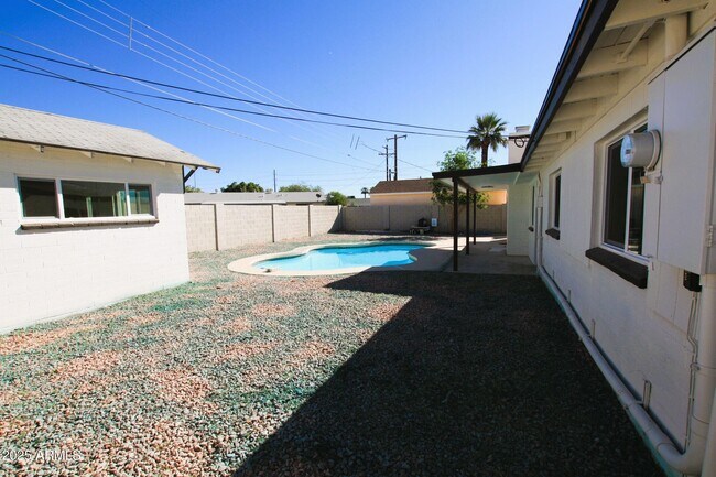 Building Photo - 443 N Sycamore