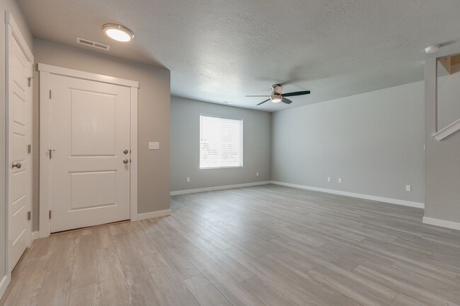 Building Photo - Now Leasing this 3 Bedroom Townhome!