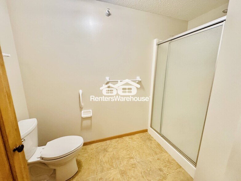 Building Photo - 1590 Parkwood Dr