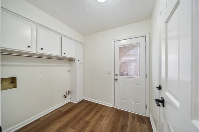 Building Photo - 3518 Cave Springs Dr