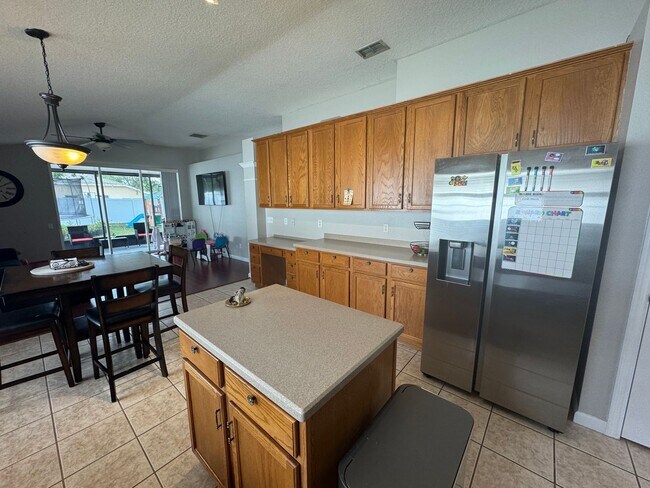 Building Photo - 4/2 in Gated Community near Tuskawilla Rd ~ Tile and Laminate Floors ~ Screened Patio ~  Communit...