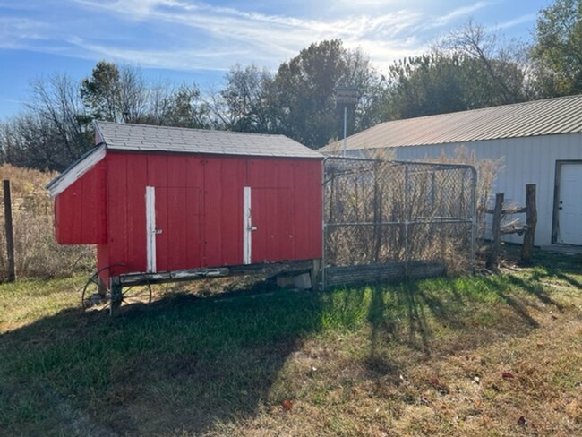 Building Photo - Country Living with all the Extras!