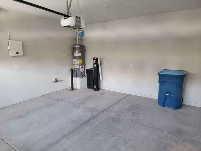 Building Photo - 4 bedroom 3 story home with beautiful remo...