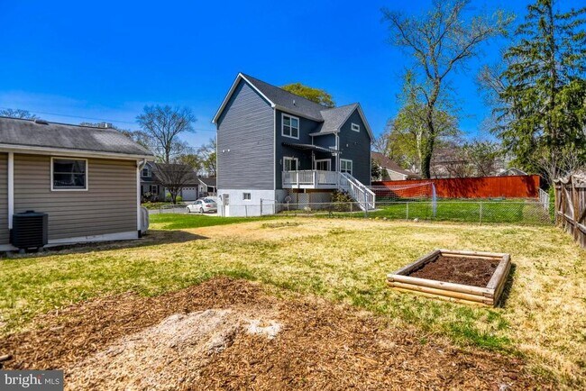 Building Photo - 1715 Tacoma Rd