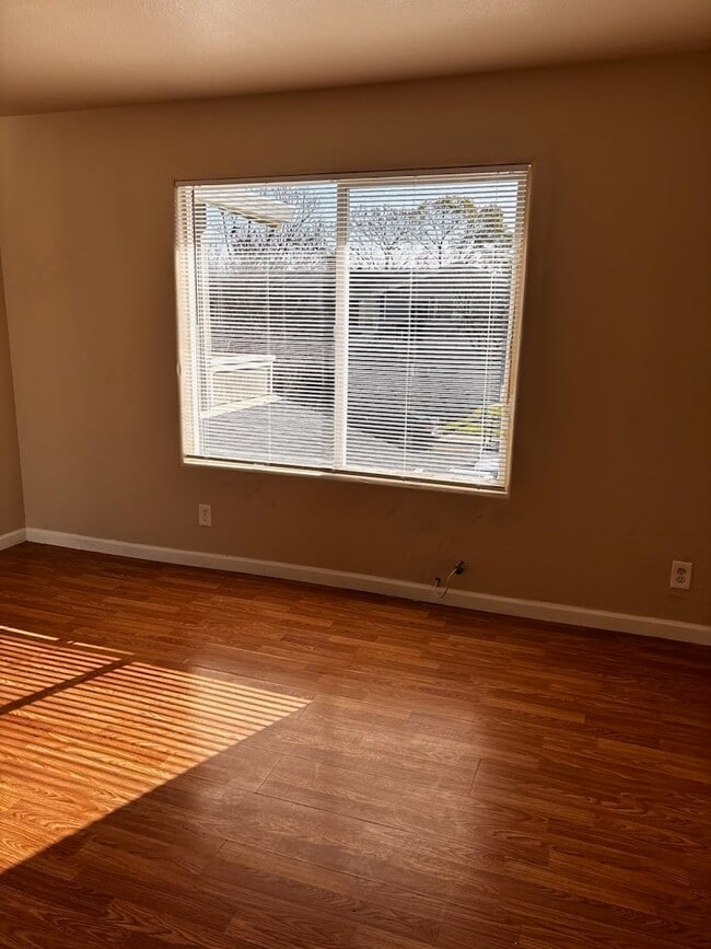 Building Photo - 1395 McQuesten Dr