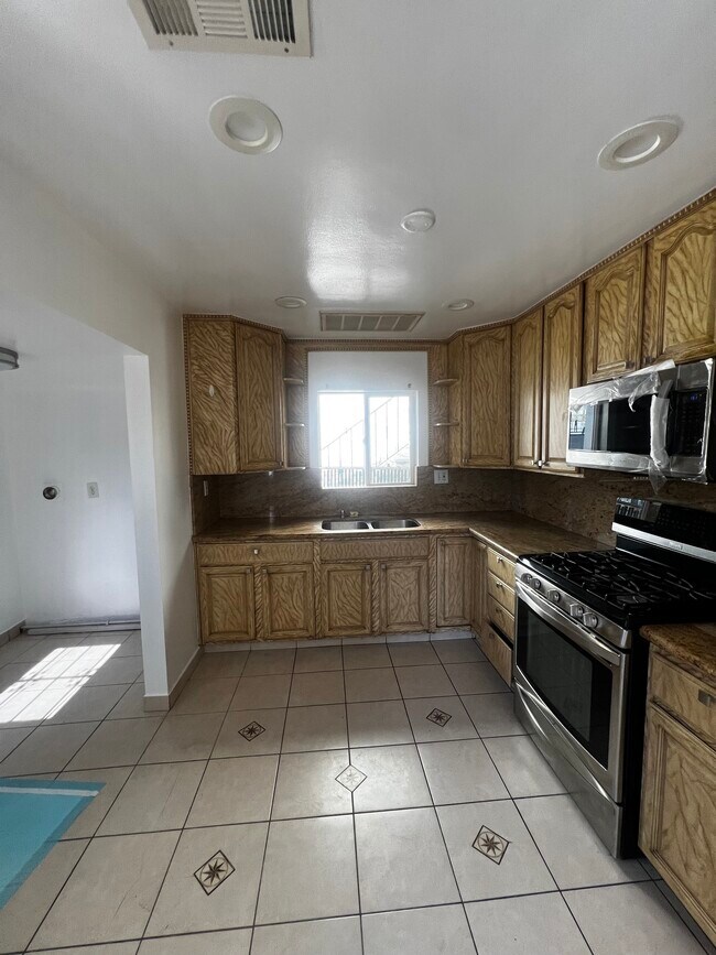 Kitchen - 210 S Everett St
