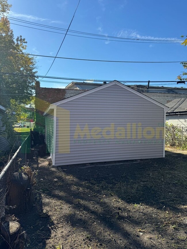 Building Photo - Updated Bungalow - 4Bed - Great location!