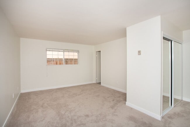 Building Photo - 603 Begonia Ave