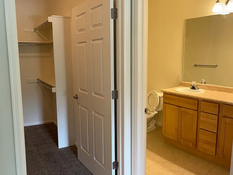 Building Photo - 2803 Kansas Dr