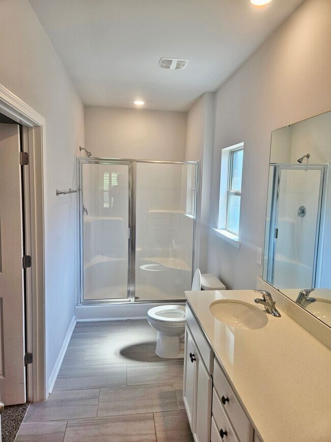 Building Photo - 3 Bedroom, 2 Bath home.