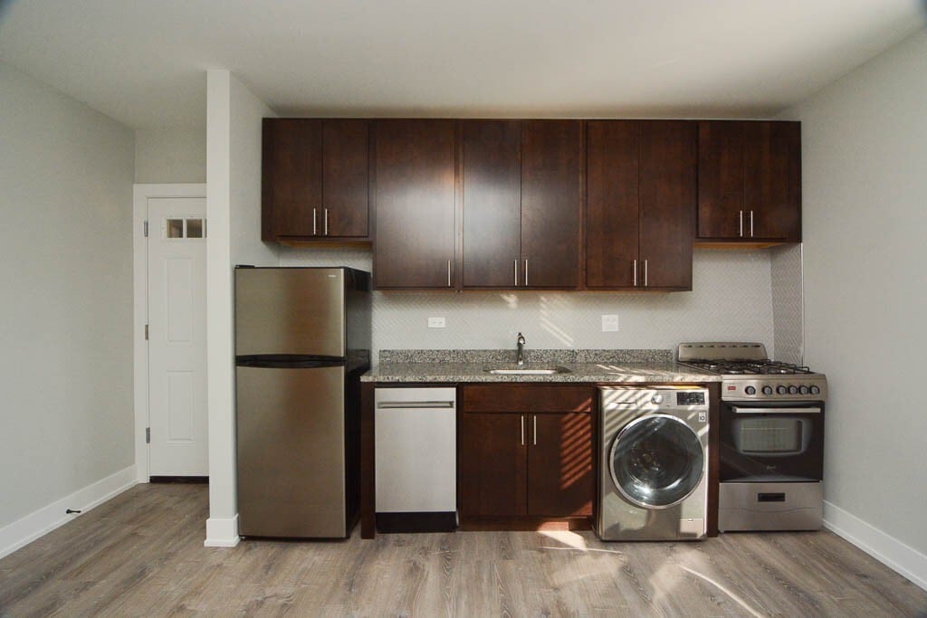 Building Photo - 533 W Belden Ave