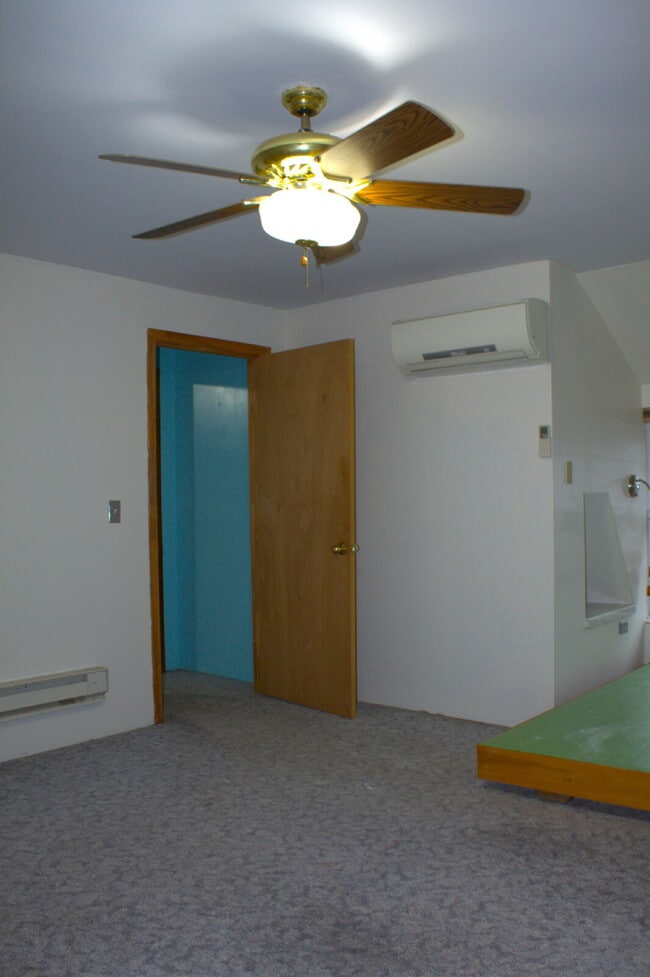 Building Photo - "Charming 2-Bed Retreat with Hardwood Elegance in Scenic Marshall, NC"