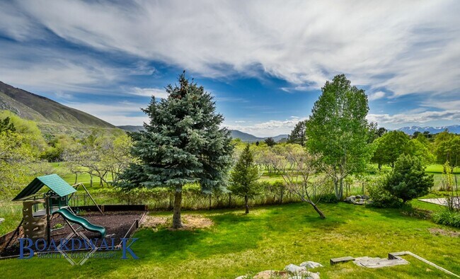 Building Photo - Modern Living Meets Mountain Lifestyle in Sandy