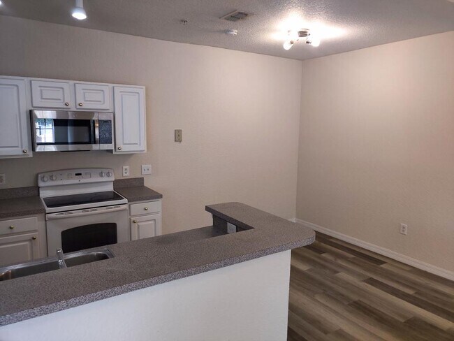 Building Photo - 858 Grand Regency Pointe