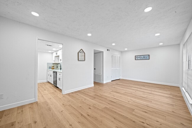 Building Photo - 8726 Wilcrest Dr
