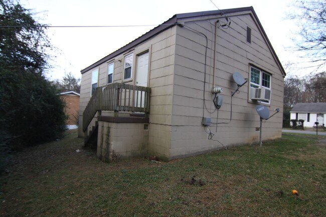 Building Photo - 2 Bedroom Home For Rent Near APSU!
