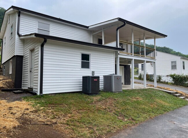 Building Photo - 3106 Greenway Dr